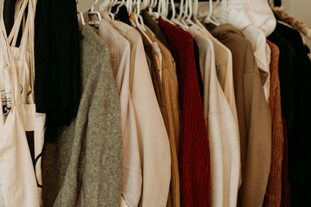ropa colgada en closet